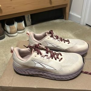 Alta Outroad Running Shoe   Great Condition hardly worn Women’s Size 9.5